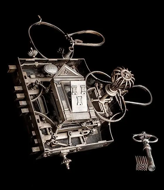 Serrure à pièges et à secrets Serrure à pièges et à secrets réalisée vers 1860 par Emile Ottia dit Emile le Tourangeau, compagnon serrurier du Devoir. Cette serrure comporte une ouverture masquée par une porte aux armes de la Ville de Tours (trois tours) qui ne s’ouvre qu’en actionnant un dispositif secret. En position armée, toute tentative pour forcer la serrure déclenche un petit canon et un piège à menottes qui enserre la main du cambrioleur